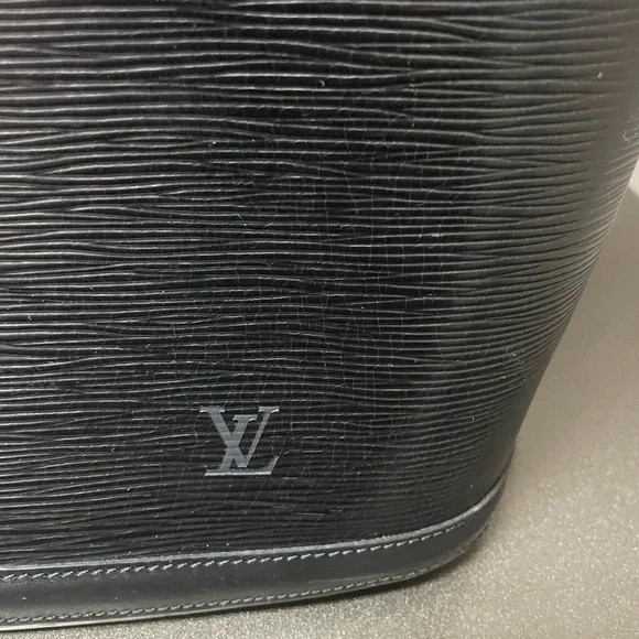 Authentic Louis Vuitton LV Lussac Epi Shoulder Bag. Excellent Condition! - Picture 2 of 9